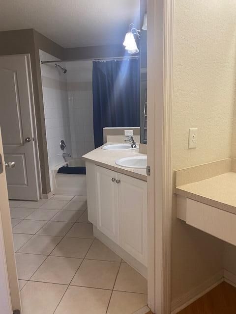 Active With Contract: $1,900 (1 beds, 1 baths, 900 Square Feet)