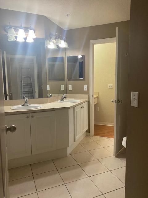 Active With Contract: $1,900 (1 beds, 1 baths, 900 Square Feet)