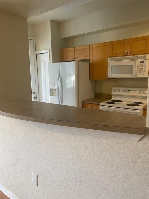 Active With Contract: $1,900 (1 beds, 1 baths, 900 Square Feet)