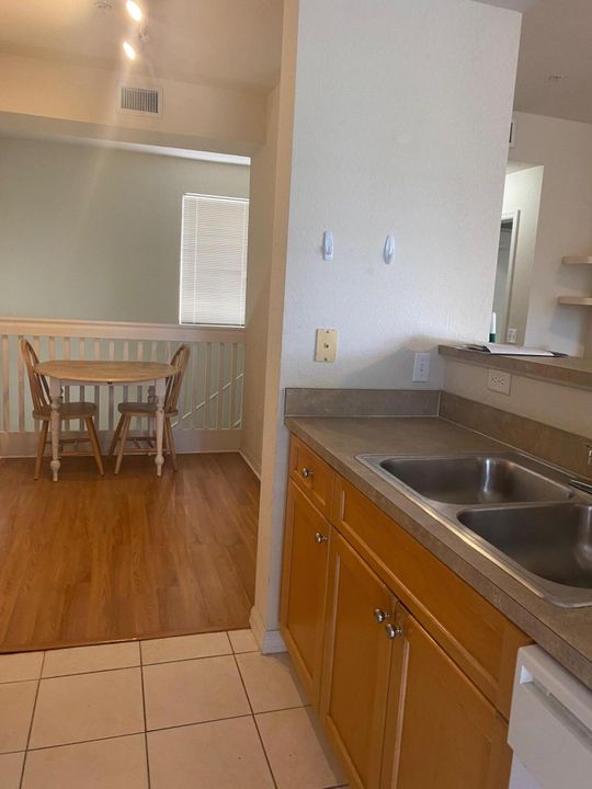 Active With Contract: $1,900 (1 beds, 1 baths, 900 Square Feet)