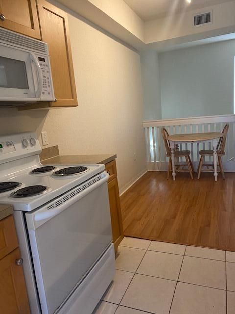 Active With Contract: $1,900 (1 beds, 1 baths, 900 Square Feet)