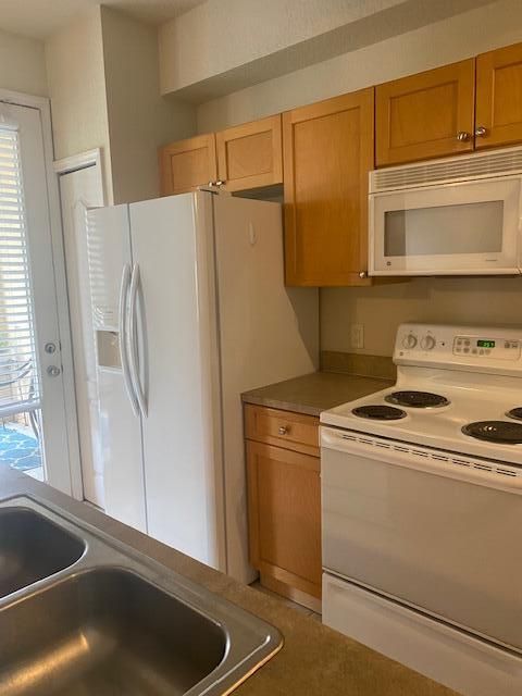 Active With Contract: $1,900 (1 beds, 1 baths, 900 Square Feet)