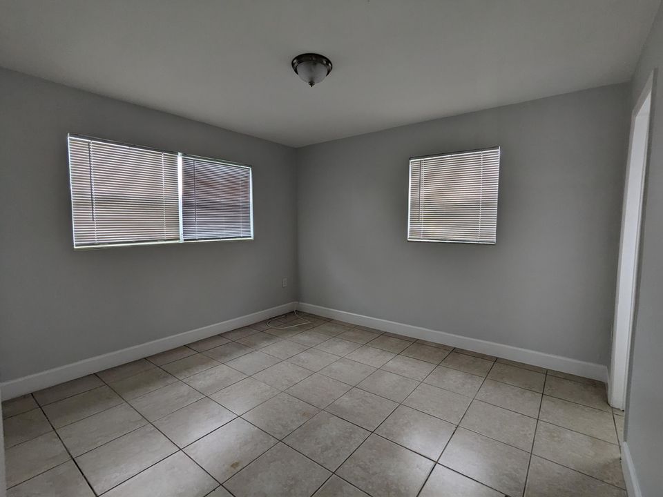 Active With Contract: $2,750 (3 beds, 2 baths, 978 Square Feet)