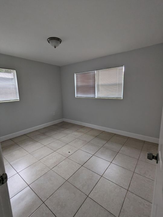 Active With Contract: $2,750 (3 beds, 2 baths, 978 Square Feet)