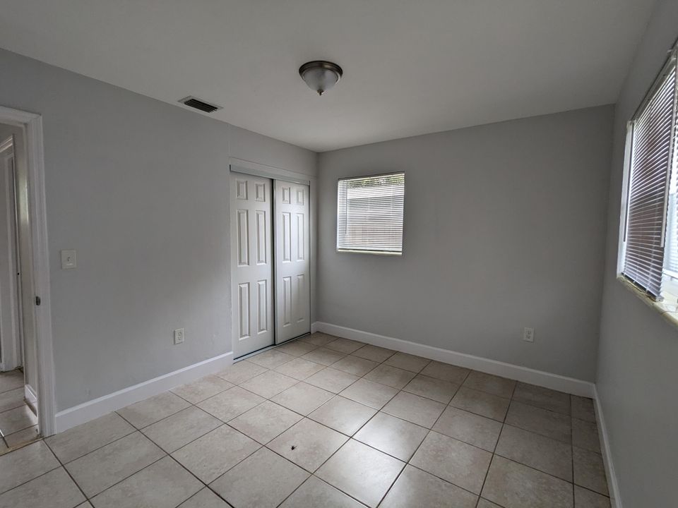 Active With Contract: $2,750 (3 beds, 2 baths, 978 Square Feet)