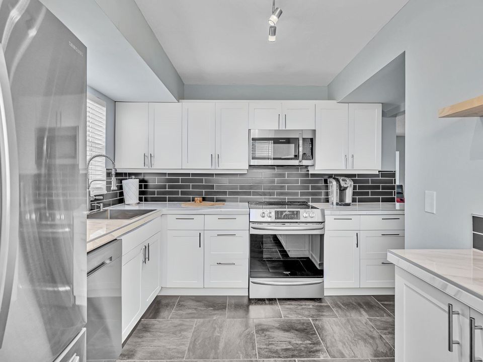 Vendido Recientemente: $269,000 (2 camas, 2 baños, 1200 Pies cuadrados)