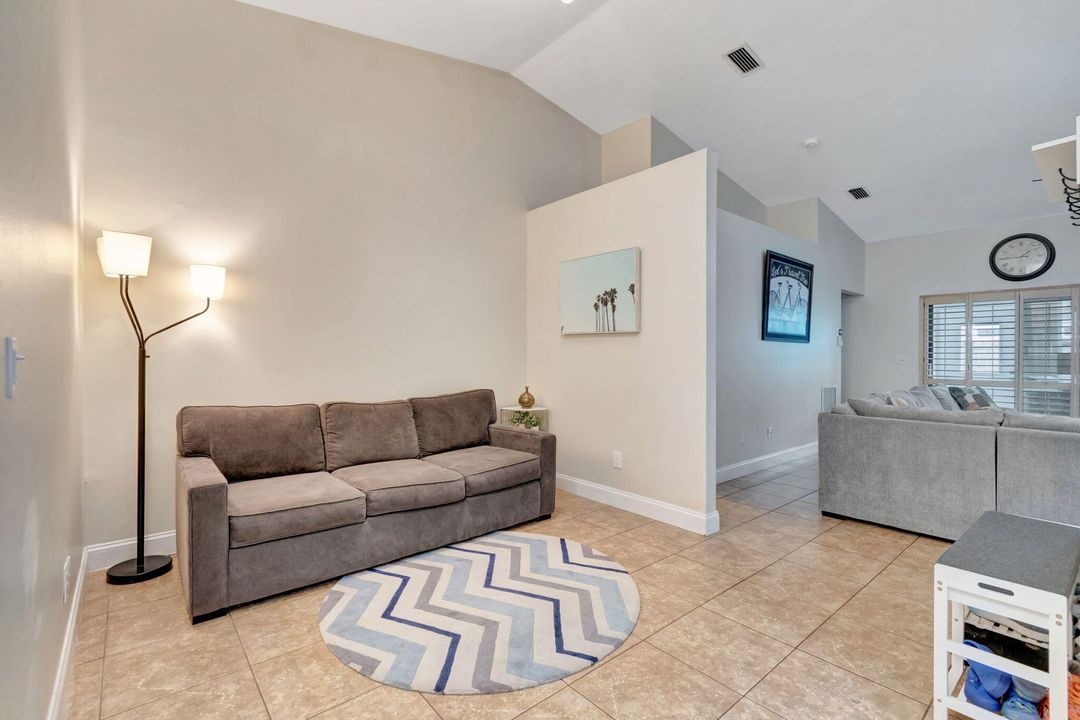 Active With Contract: $399,999 (2 beds, 2 baths, 1366 Square Feet)