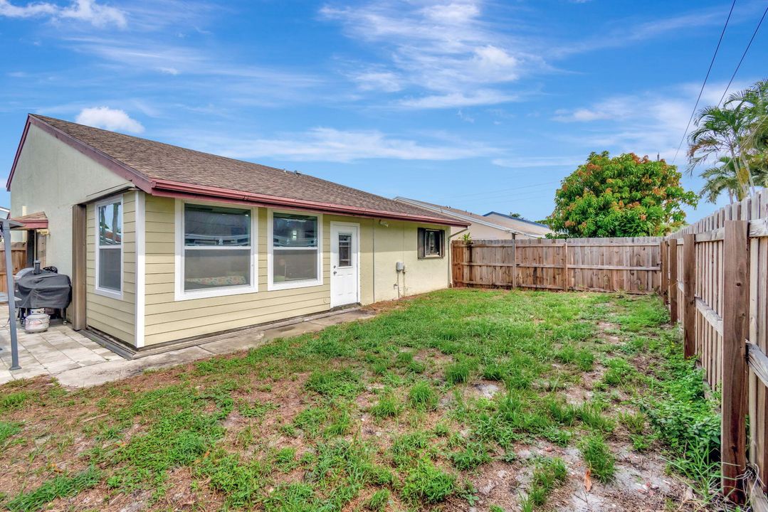 Active With Contract: $399,999 (2 beds, 2 baths, 1366 Square Feet)