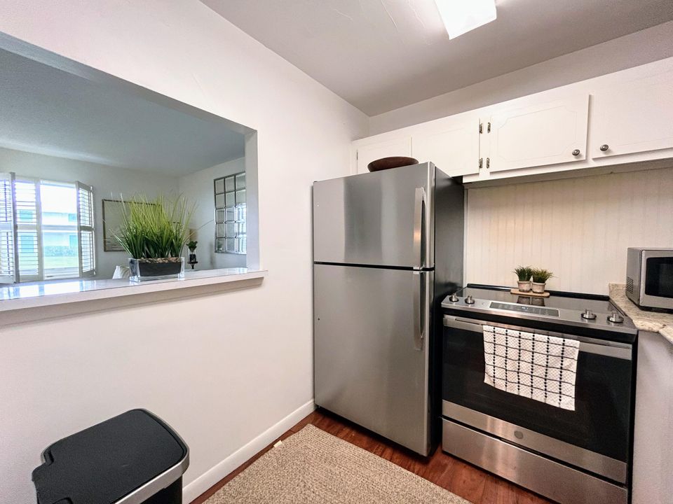 Active With Contract: $159,900 (1 beds, 1 baths, 705 Square Feet)