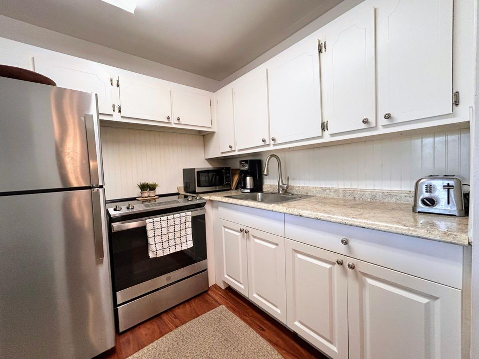 Active With Contract: $159,900 (1 beds, 1 baths, 705 Square Feet)