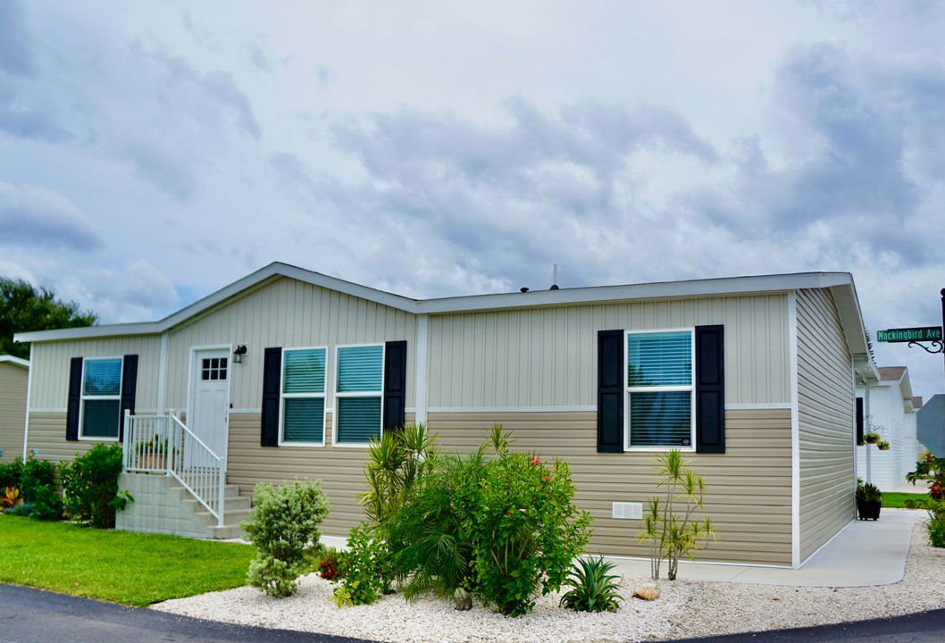 Active With Contract: $129,900 (3 beds, 2 baths, 1264 Square Feet)