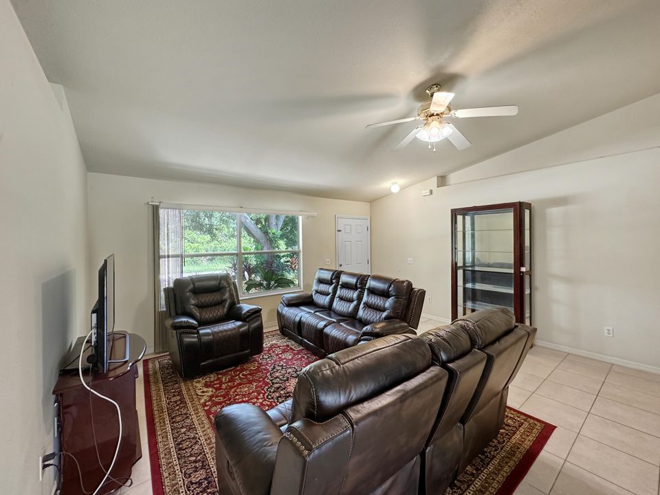 Active With Contract: $290,000 (3 beds, 2 baths, 1258 Square Feet)