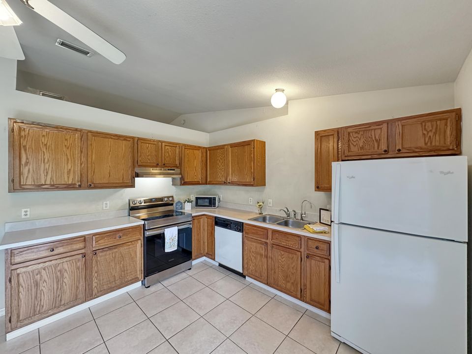 Active With Contract: $290,000 (3 beds, 2 baths, 1258 Square Feet)