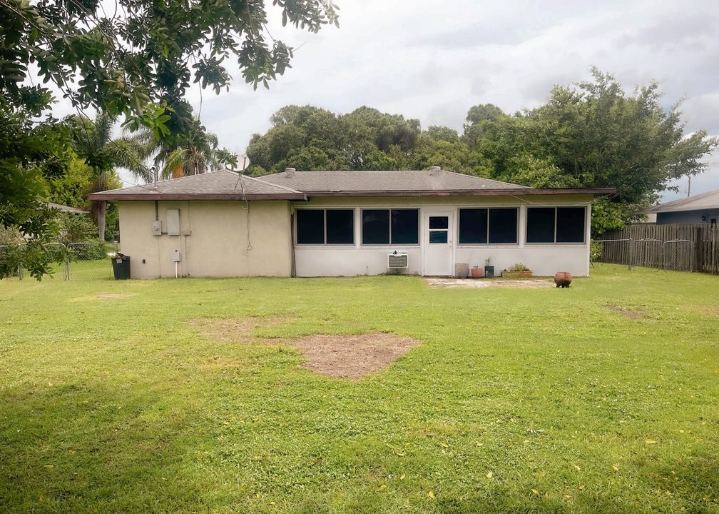 Active With Contract: $299,000 (2 beds, 2 baths, 1244 Square Feet)