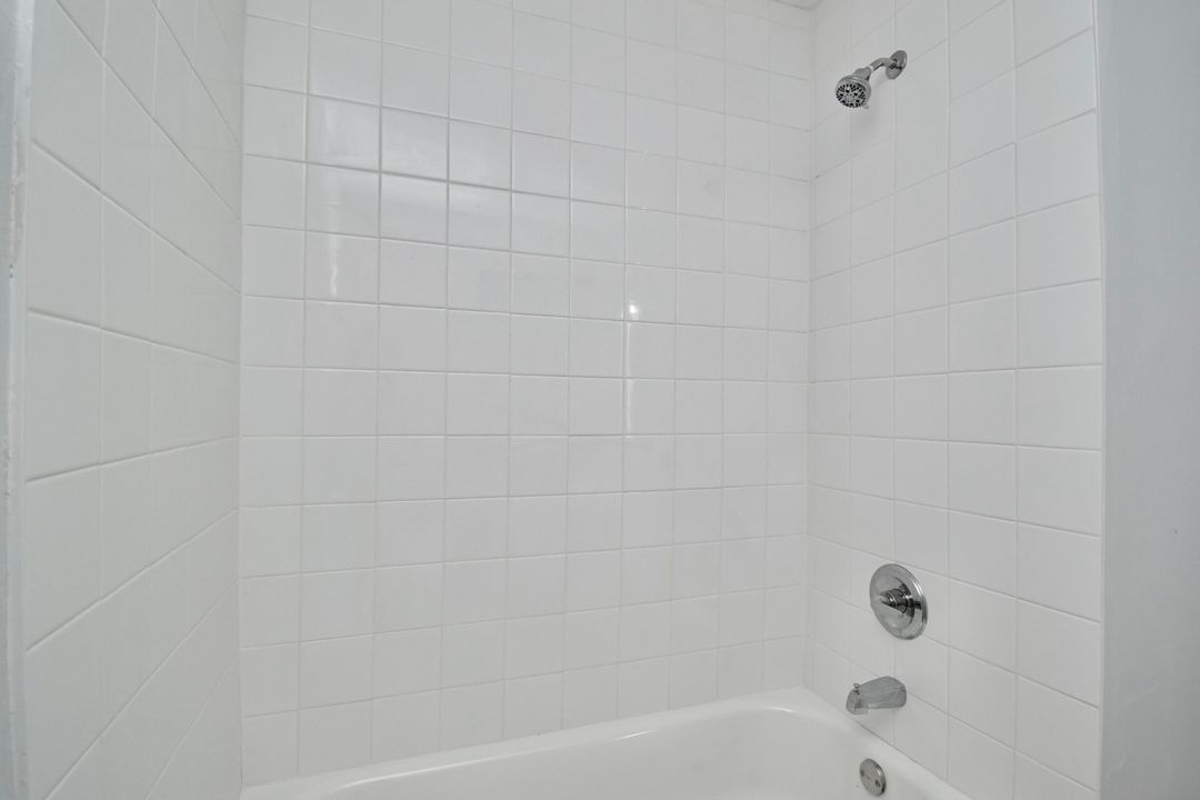 Active With Contract: $1,750 (1 beds, 1 baths, 741 Square Feet)