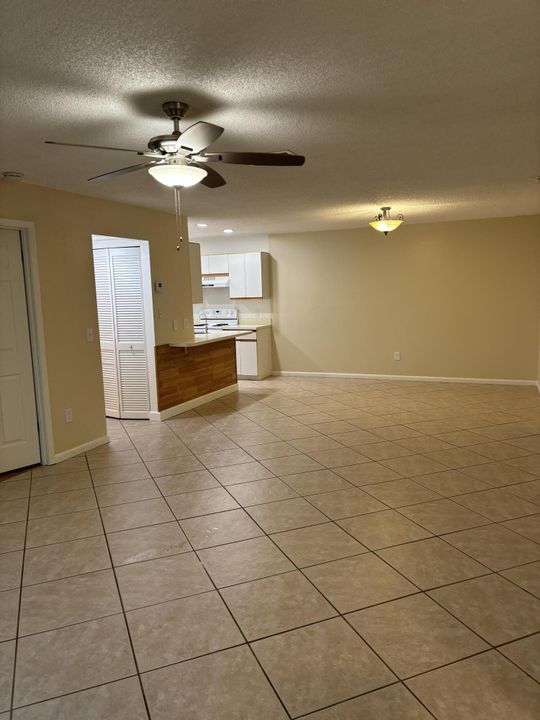 Active With Contract: $2,100 (2 beds, 2 baths, 1117 Square Feet)