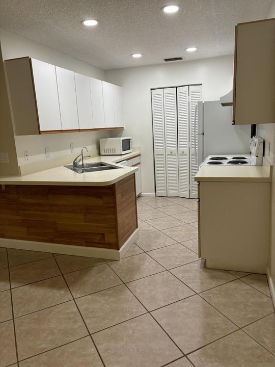 Active With Contract: $2,100 (2 beds, 2 baths, 1117 Square Feet)