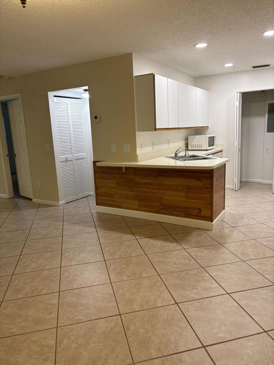 Active With Contract: $2,100 (2 beds, 2 baths, 1117 Square Feet)