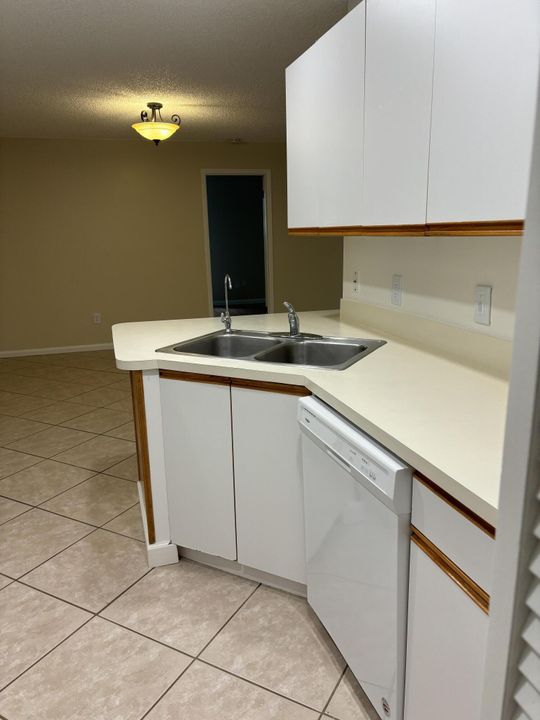 Active With Contract: $2,100 (2 beds, 2 baths, 1117 Square Feet)