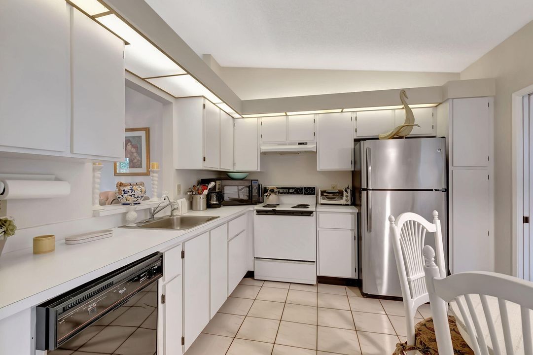 Active With Contract: $2,400 (2 beds, 2 baths, 1345 Square Feet)