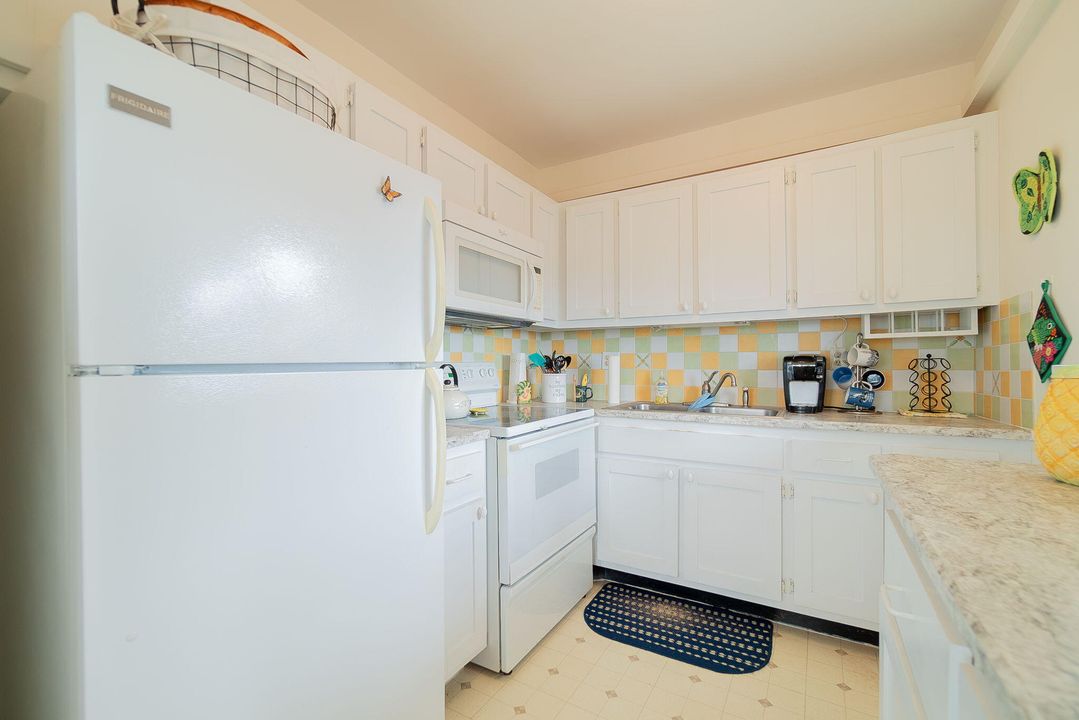 Active With Contract: $125,000 (2 beds, 1 baths, 819 Square Feet)