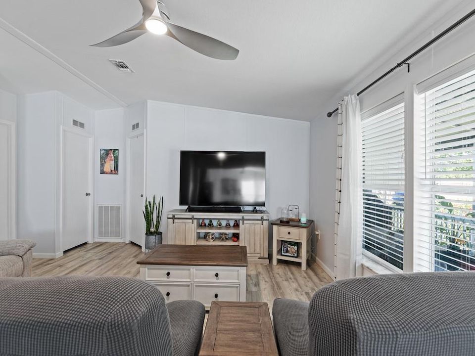 For Sale: $244,900 (3 beds, 2 baths, 1188 Square Feet)