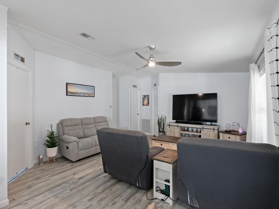 For Sale: $244,900 (3 beds, 2 baths, 1188 Square Feet)