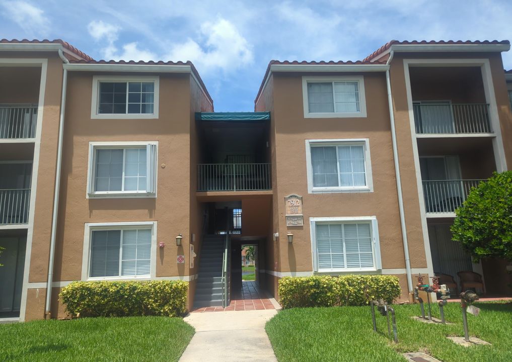 Active With Contract: $209,900 (2 beds, 2 baths, 1076 Square Feet)