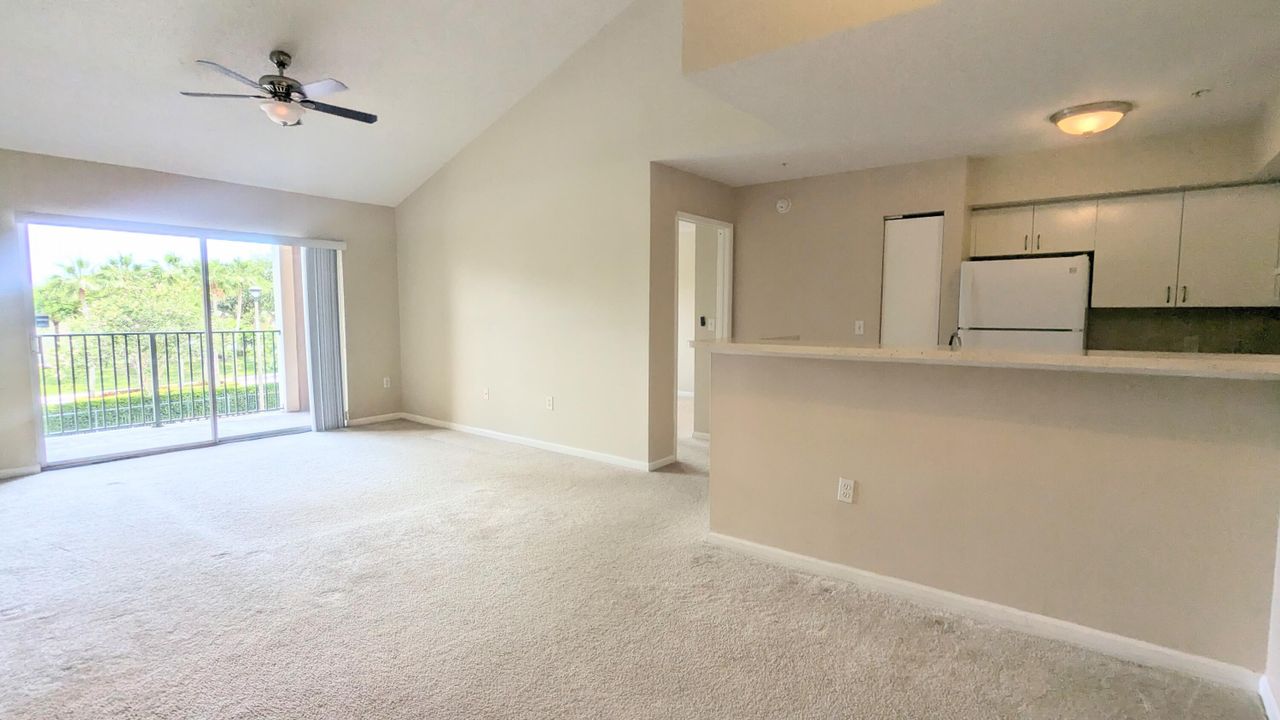 Active With Contract: $209,900 (2 beds, 2 baths, 1076 Square Feet)