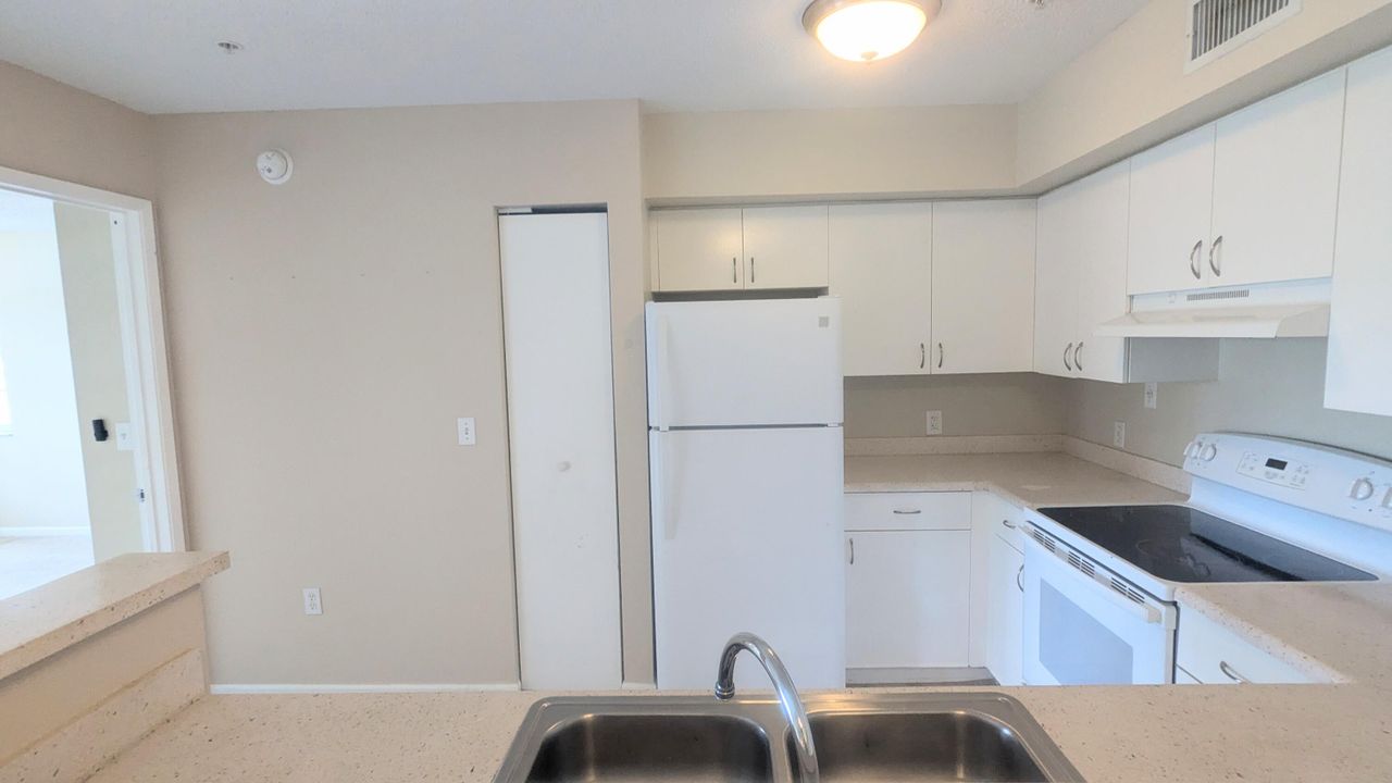 Active With Contract: $209,900 (2 beds, 2 baths, 1076 Square Feet)