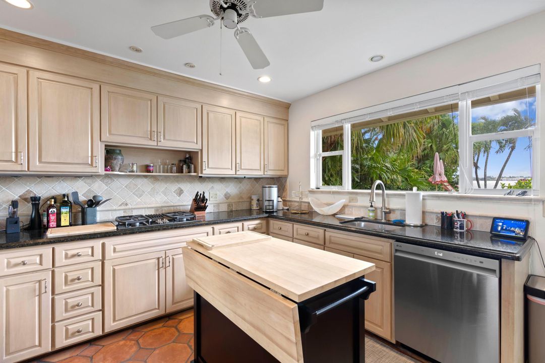 For Sale: $12,900,000 (3 beds, 2 baths, 2005 Square Feet)