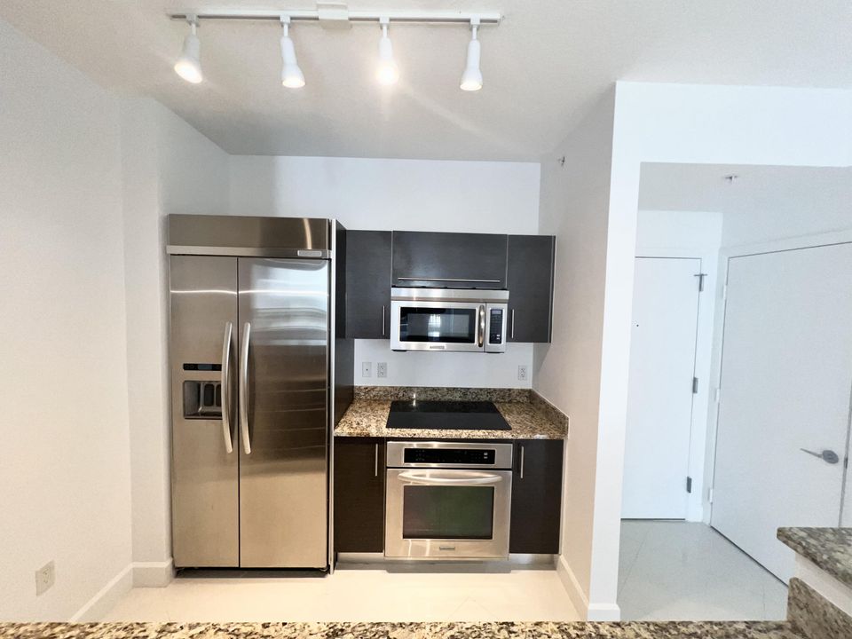 Active With Contract: $2,750 (1 beds, 1 baths, 755 Square Feet)