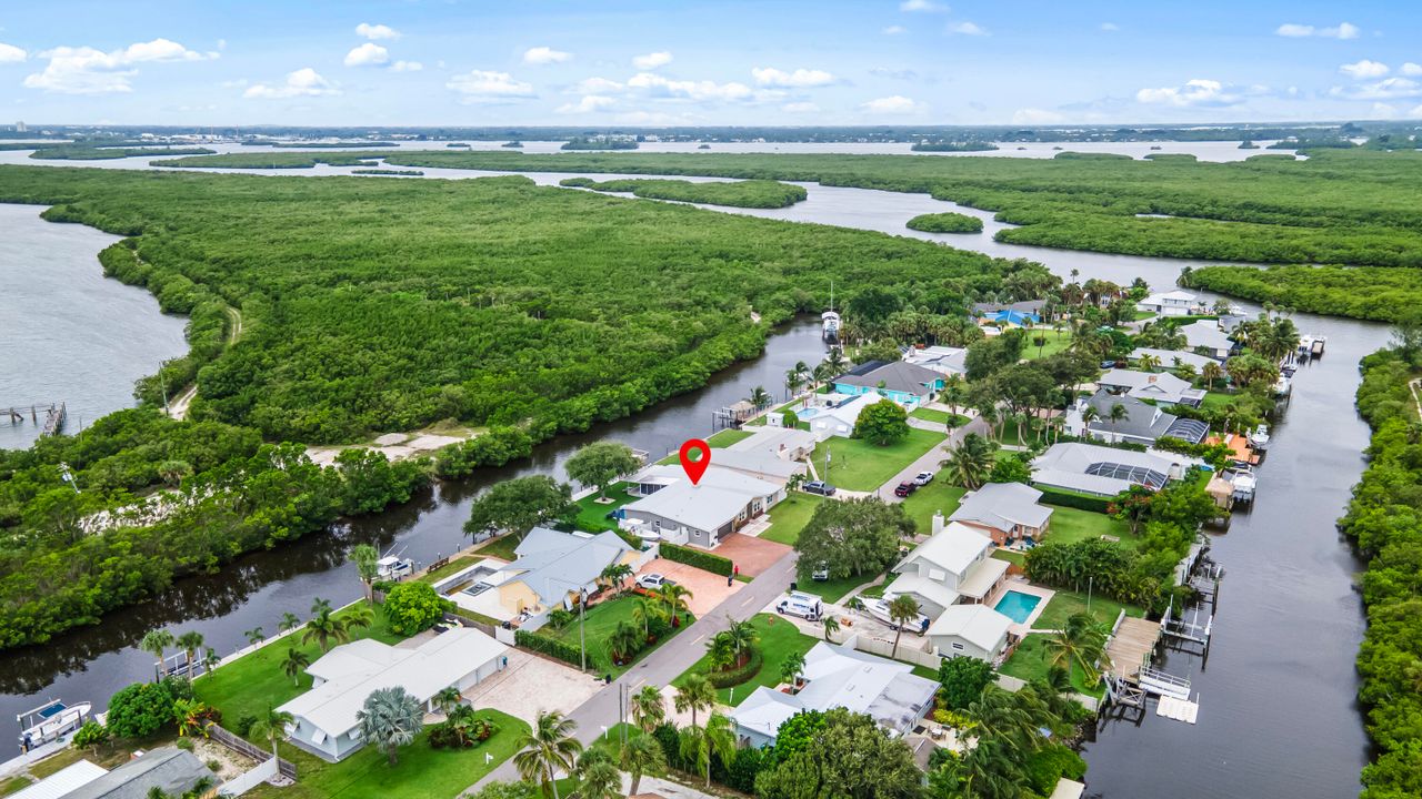 For Sale: $1,800,000 (4 beds, 2 baths, 2712 Square Feet)