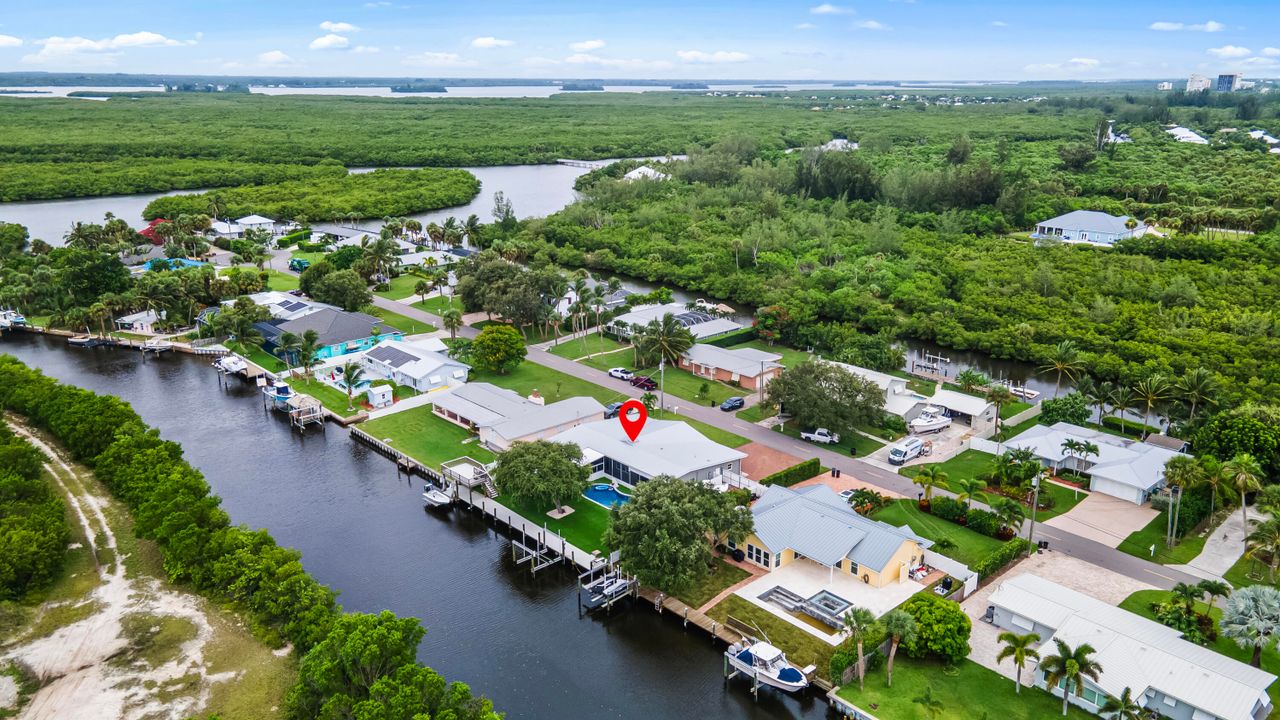 For Sale: $1,800,000 (4 beds, 2 baths, 2712 Square Feet)