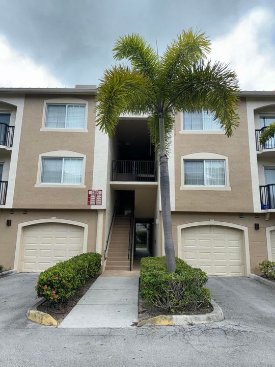 Active With Contract: $289,900 (3 beds, 2 baths, 1184 Square Feet)