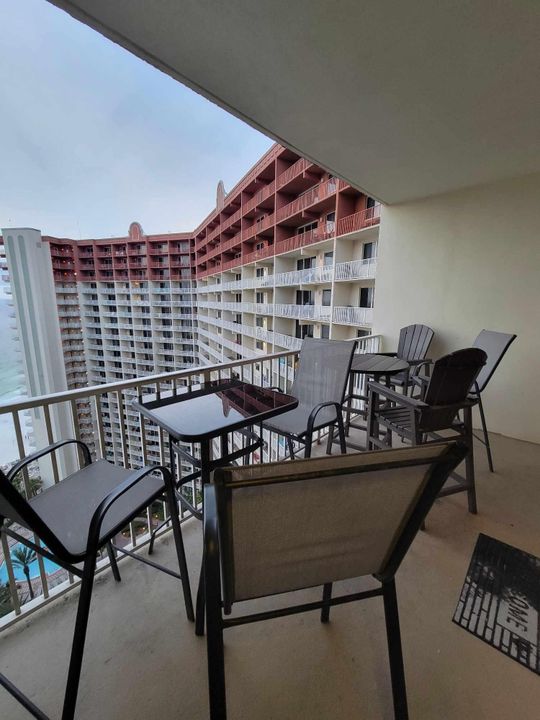 待售: $410,000 (2 贝兹, 2 浴室, 1066 平方英尺)