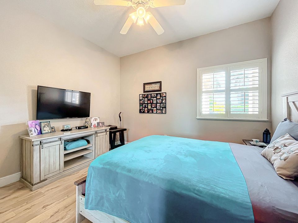 Active With Contract: $389,900 (2 beds, 2 baths, 1692 Square Feet)