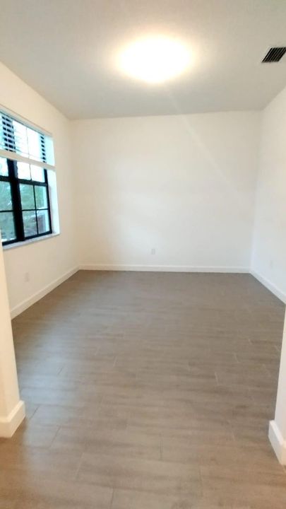 Activo con contrato: $3,950 (4 camas, 2 baños, 2300 Pies cuadrados)