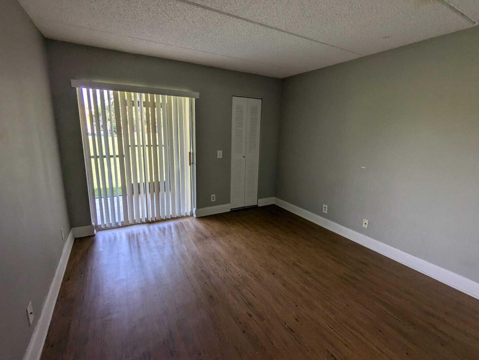 Active With Contract: $1,900 (2 beds, 2 baths, 921 Square Feet)