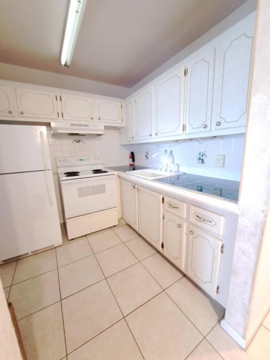 For Sale: $80,000 (1 beds, 1 baths, 570 Square Feet)