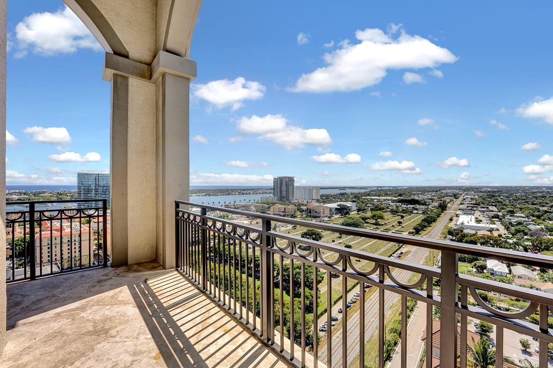 For Sale: $2,050,000 (3 beds, 2 baths, 1709 Square Feet)