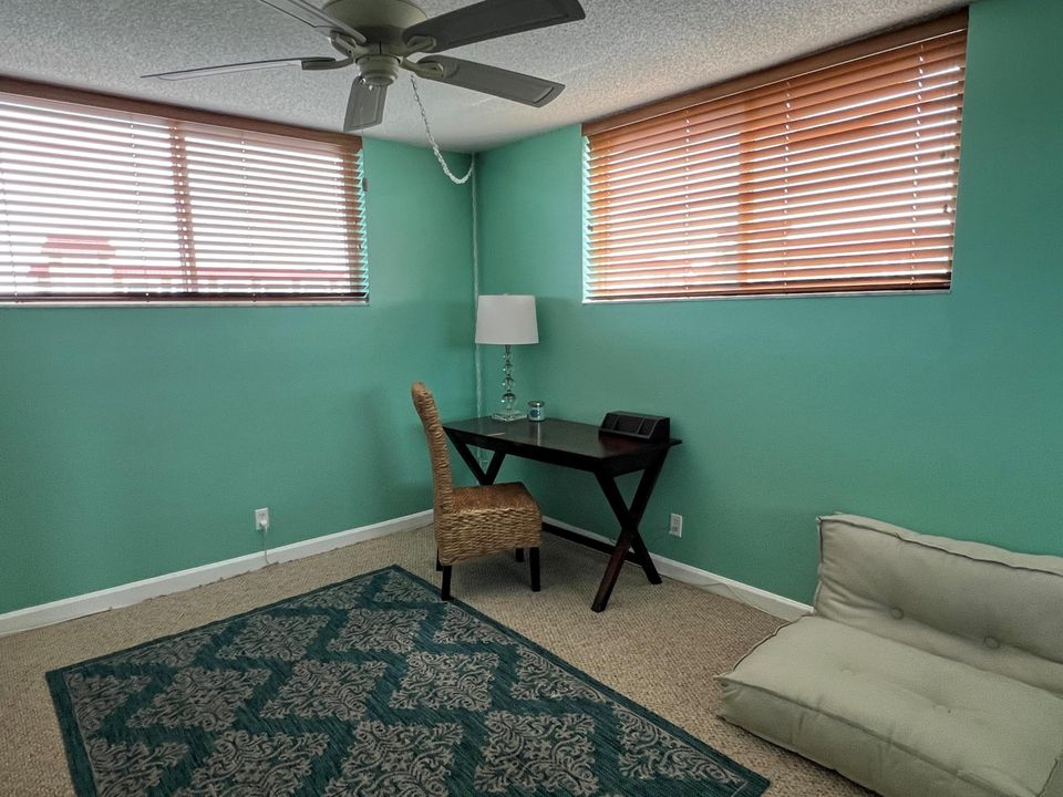 Active With Contract: $2,725 (2 beds, 2 baths, 976 Square Feet)