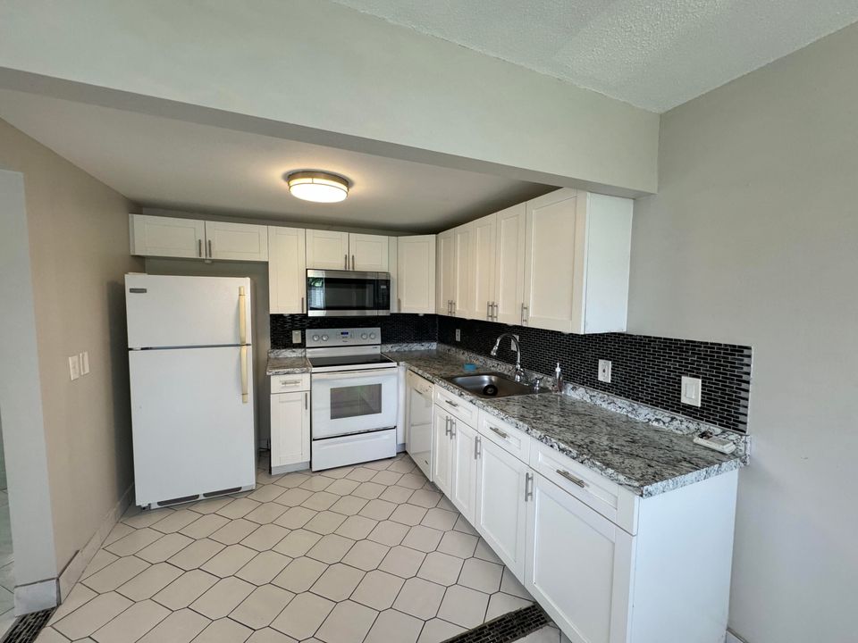 For Sale: $95,000 (1 beds, 1 baths, 720 Square Feet)