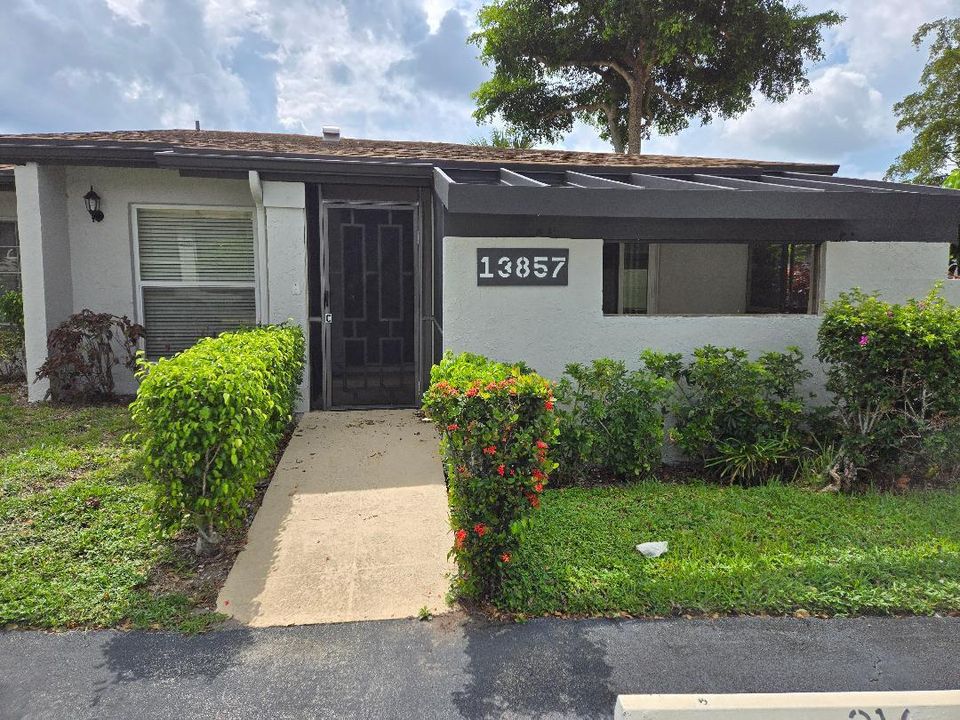 Active With Contract: $2,200 (2 beds, 2 baths, 1180 Square Feet)