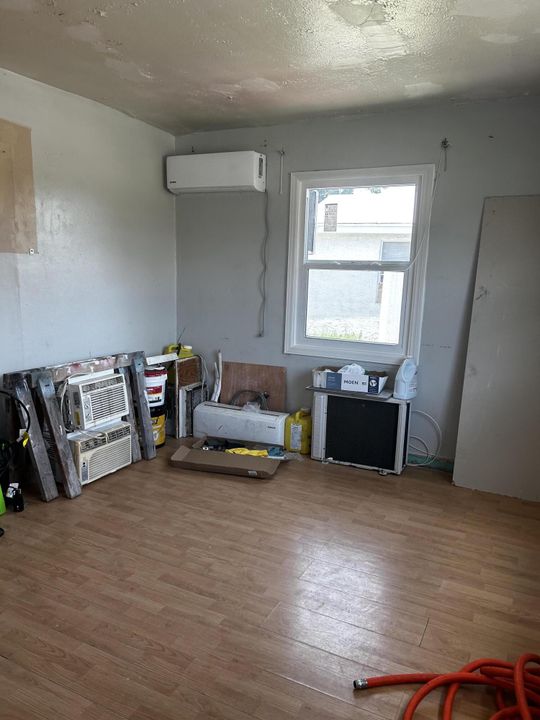 For Sale: $150,000 (2 beds, 1 baths, 792 Square Feet)