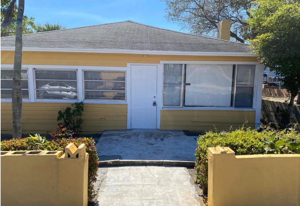 Recently Rented: $3,200 (5 beds, 2 baths, 1624 Square Feet)