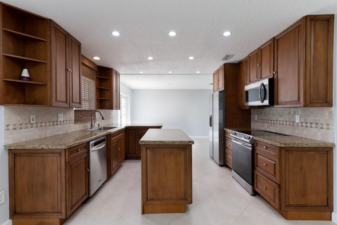 Active With Contract: $4,250 (3 beds, 2 baths, 1406 Square Feet)