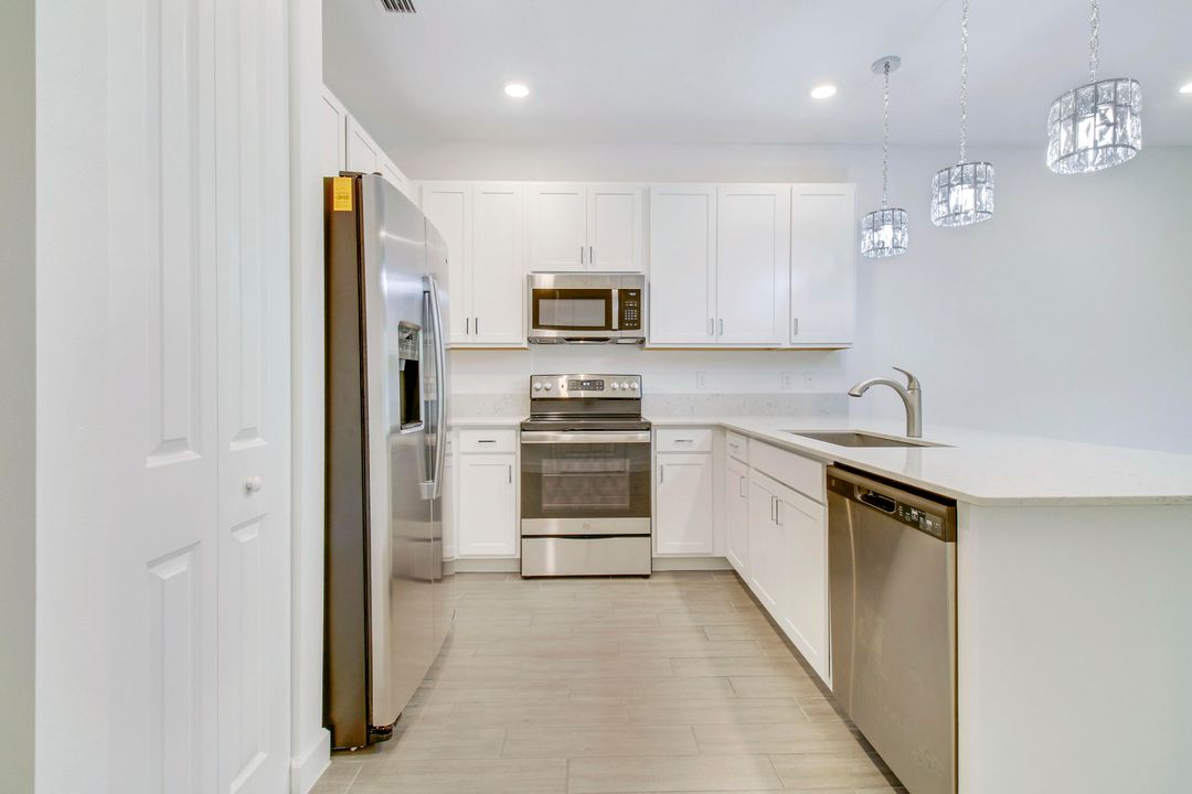 Active With Contract: $3,300 (2 beds, 2 baths, 1319 Square Feet)