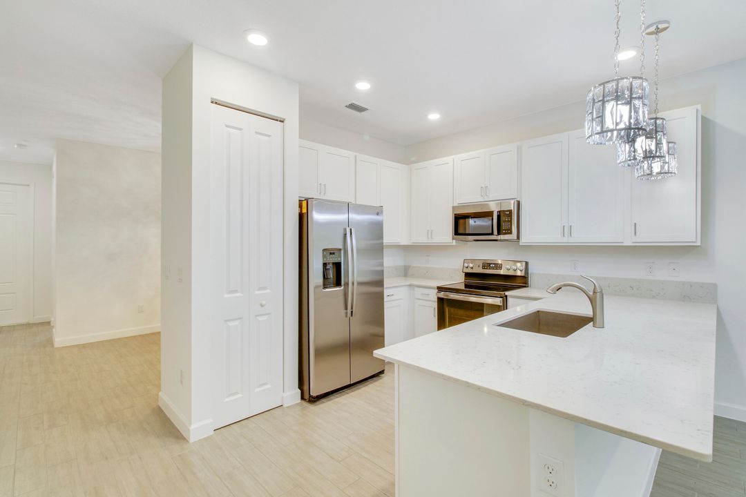 Active With Contract: $3,300 (2 beds, 2 baths, 1319 Square Feet)