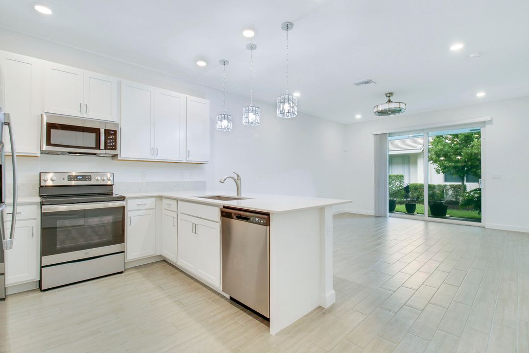 Active With Contract: $3,300 (2 beds, 2 baths, 1319 Square Feet)